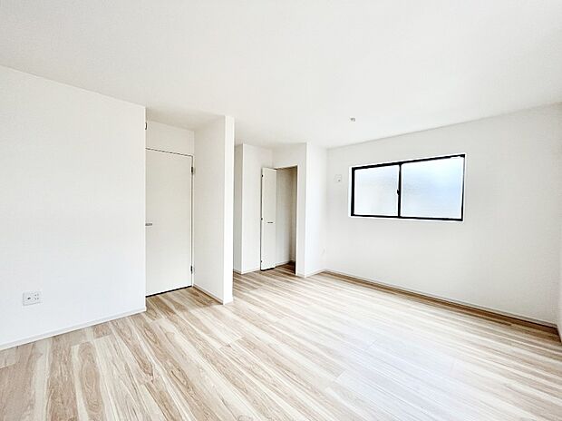 ~Bed Room~ 木の温もりがやさしいフローリングは安らぎをもたらすプライベート空間。明るめのフローリングですので、壁紙ともマッチし、お部屋を更に広く見せてくれる効果も。