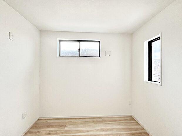 〜Bed Room〜　2面採光を確保した明るい室内は、風通しも良く、大変居心地の良い空間となっております。爽やかな風を感じて起きる朝は、快適生活の始まりに！日当たりや通風がとても良い住まい♪