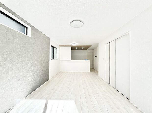 アクセントクロスがオシャレ！家族団らんの時間が充実しそうなリビングダイニング！