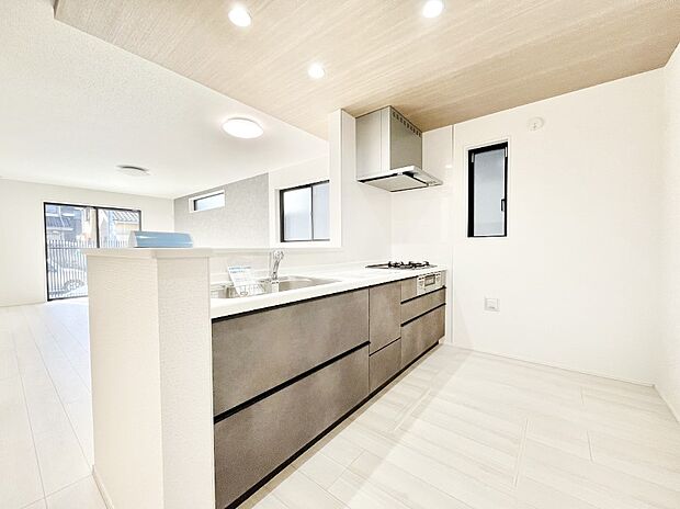 料理をしながらでもご家族との会話を楽しめる対面キッチン