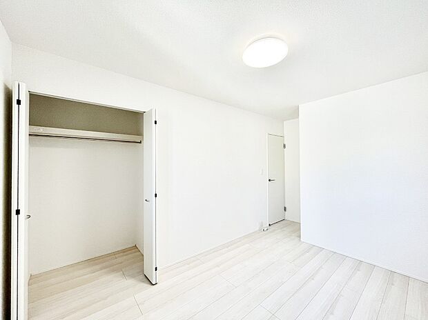 使いやすい形でベットや家具の置き方にも困ることもありません。   