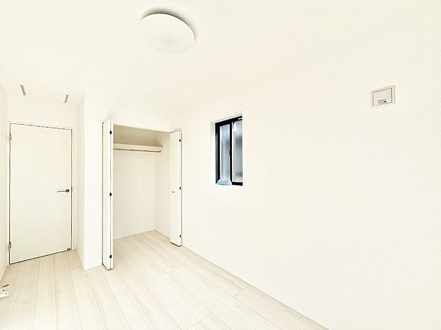 お子さまのお部屋としても!衣類の整理整頓に便利なクローゼット付きの洋室。