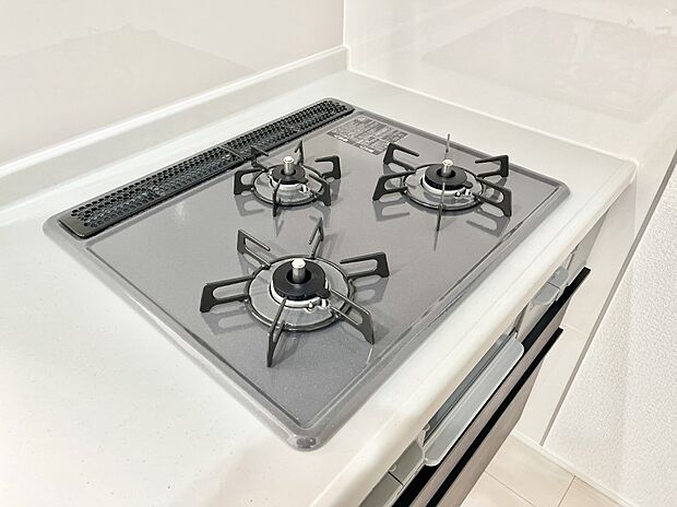 ガスコンロはSiセンサー搭載。火力調節や焦げ付き・消し忘れも防いでくれます。