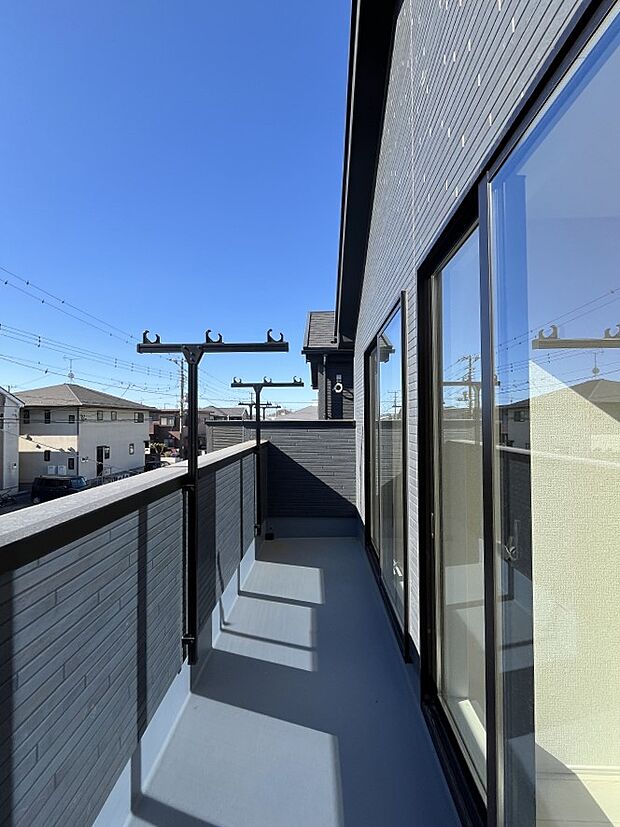南向きのバルコニー!ご家族の洗濯物はもちろん、お布団もたっぷり干せます!