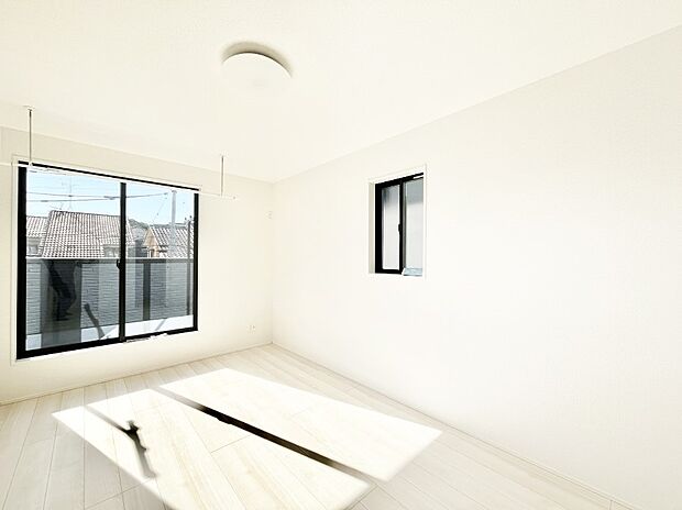 バルコニーが開放感をプラスしてくれる洋室