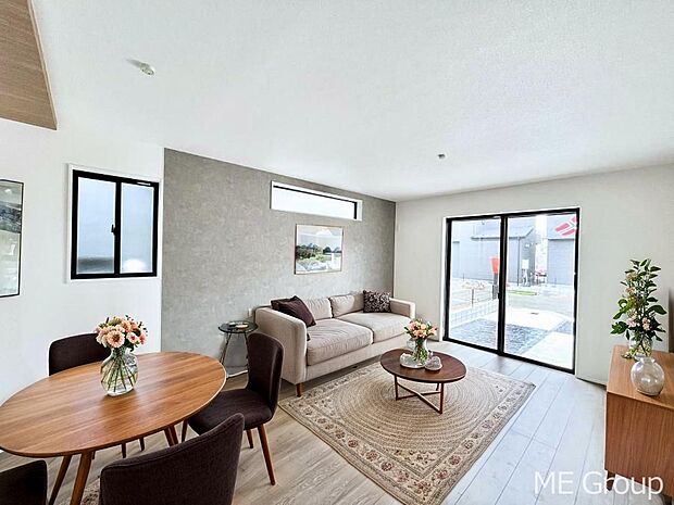 ご家族の賑やかな話し声で包まれる明るいリビング ※家具はCGです