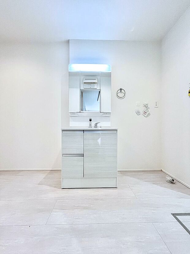 大きく見やすい三面鏡で清潔感ある洗面台は、身だしなみチェックや肌のお手入れにおすすめです。