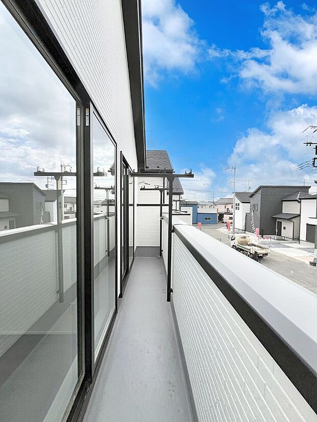 ゆったりバルコニーだから沢山お洗濯ものを干せます。