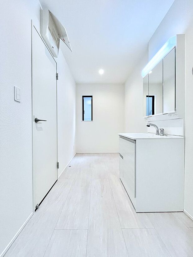 清潔感のある快適空間です。毎日の身支度も気持ち良くお使い頂けます。