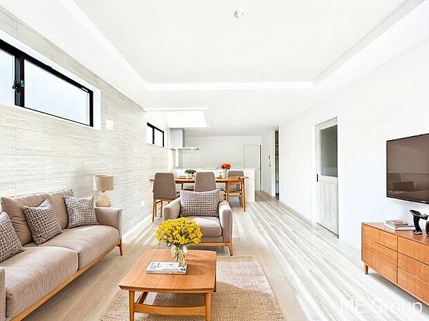 〜Living〜　家族の会話や笑顔が行き交うリビングです。子供が走ってる姿を見ながら、大きなソファやダイニングテーブルでゆったり食事をしたりくつろぎたい♪そんな夢が叶えられる空間です！※家具はCGです