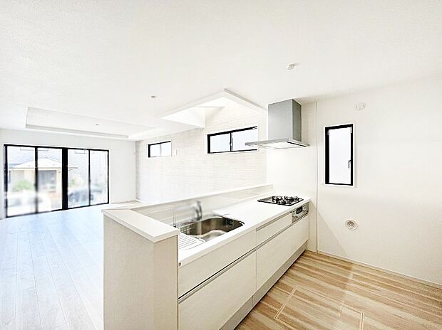 〜Kitchen〜　自然光が入る窓のあるキッチン☆毎日使う場所だからこそ、使い勝手を考慮しました。ゆったりとしたキッチンコーナーは質感豊かな仕上がりとなっております。