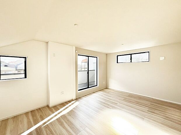 ライフスタイルに合わせて2部屋として利用できる広々とした洋室。