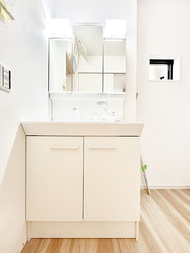 〜Dressing Room〜　暗くなりがちな洗面所も窓があると採光と換気が可能なので気持ちよくお使い頂けます。三面鏡タイプの洗面台は鏡裏収納で散らかりがちな洗面所もスッキリ♪