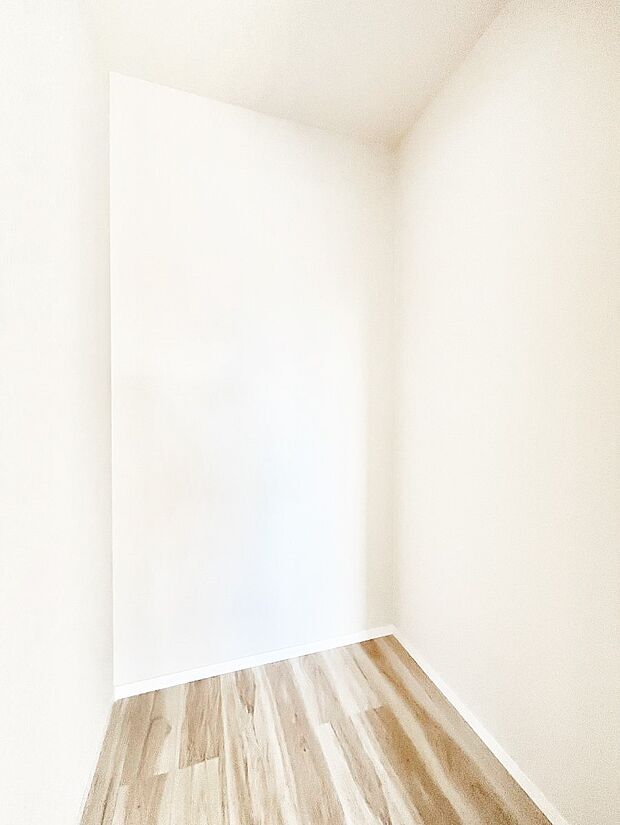 〜Walk-in Closet〜　必要なものやコーディネートを一覧して確認でき、身支度や準備が短時間で済むウォークインクローゼットを設置しました。家の中をすっきりとさせる便利な収納スペースです。