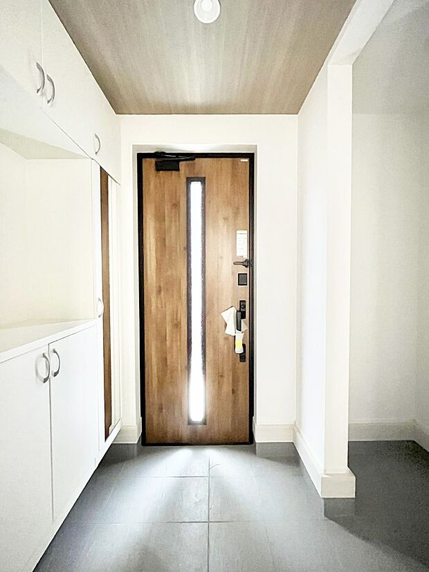 ガラススリットの入った玄関ドアが室内に光を届けてくれます