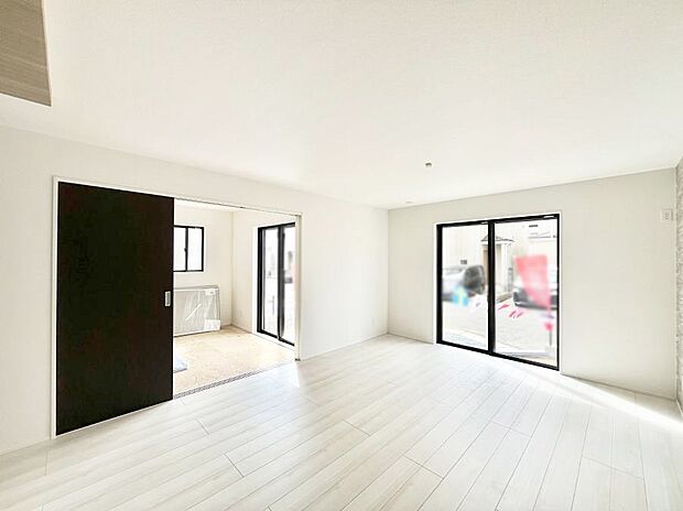 明るい陽光が注ぎ、寛ぎの雰囲気に満たされるリビング・ダイニング。