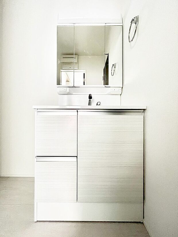 スタイリングに便利な三面鏡、ミラーキャビネットで細かい物スッキリ