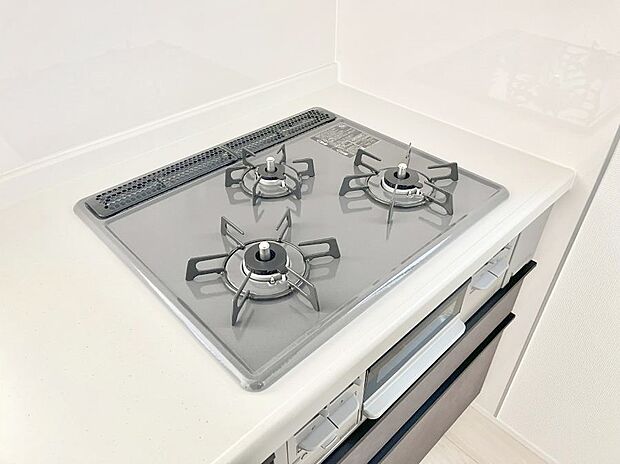 ガスコンロはSiセンサー搭載。火力調節や焦げ付き・消し忘れも防いでくれます。