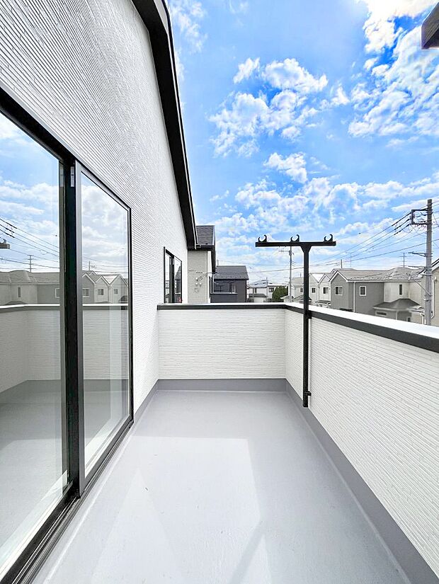 ゆったりバルコニーだから沢山お洗濯ものを干せます。