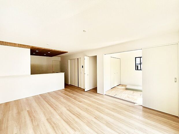 隣接の和室を開放すればさらに広々空間に