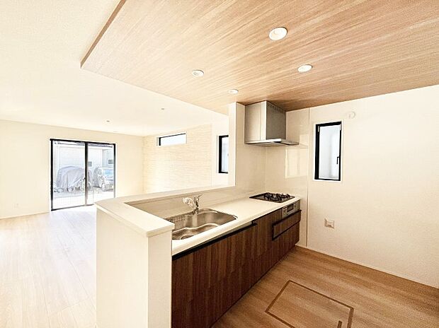 料理をしながらでもご家族との会話を楽しめる対面キッチン