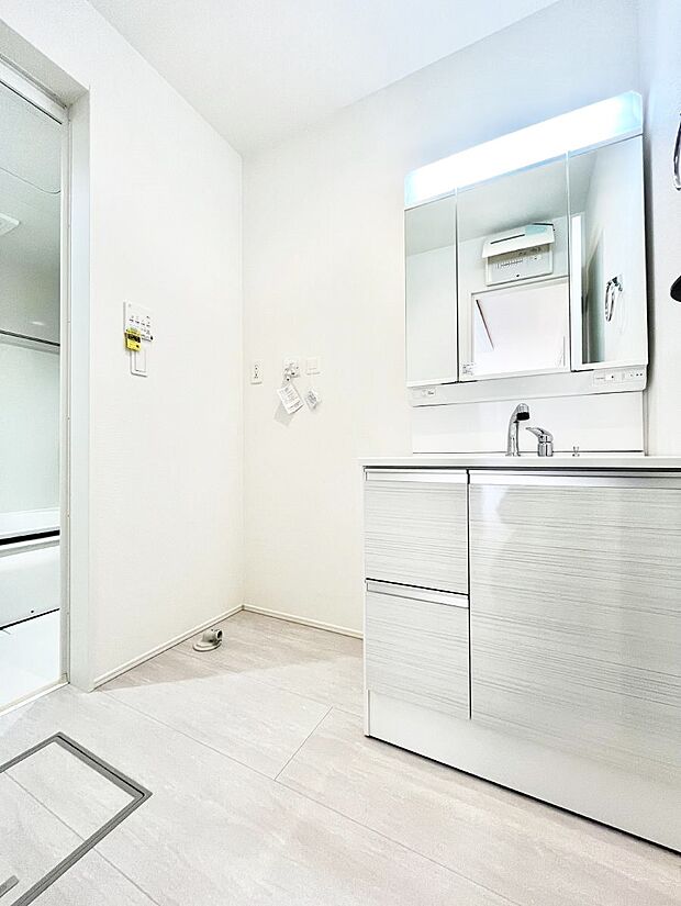 清潔感のある快適空間です。毎日の身支度も気持ち良くお使い頂けます。