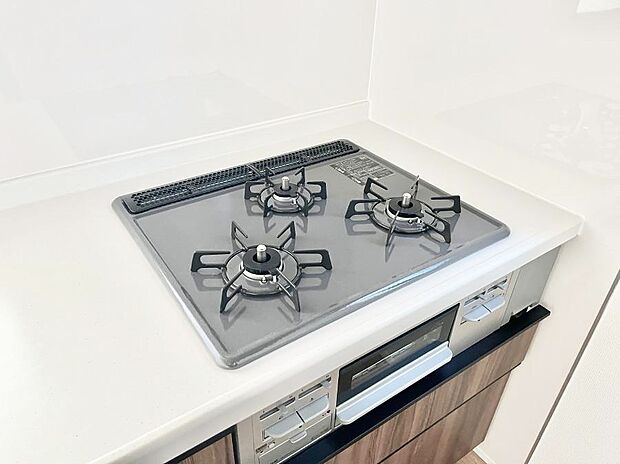 ガスコンロはSiセンサー搭載。火力調節や焦げ付き・消し忘れも防いでくれます。