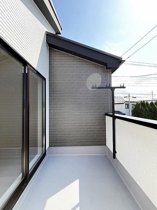 暖かな陽光が降り注ぐバルコニーはお洗濯におすすめ。爽やかな風も心地よいです。