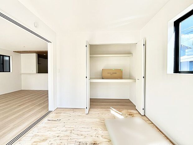 リビングと隣り合っている和室。ほっと一息できる和の空間です。