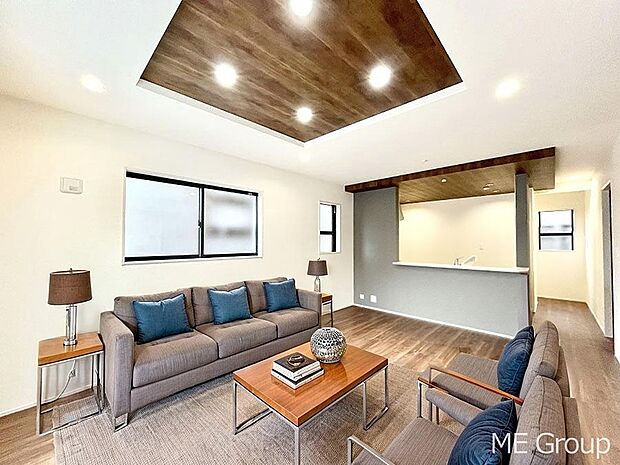 ご家族の賑やかな話し声で包まれる明るいリビング ※家具はCGです