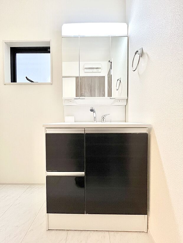 大きく見やすい三面鏡で清潔感ある洗面台は、身だしなみチェックや肌のお手入れにおすすめです。