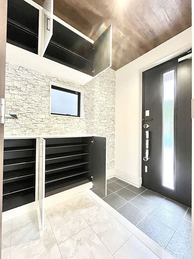 たっぷり収納できるシューズボックスで家族全員の靴も、玄関すっきり。