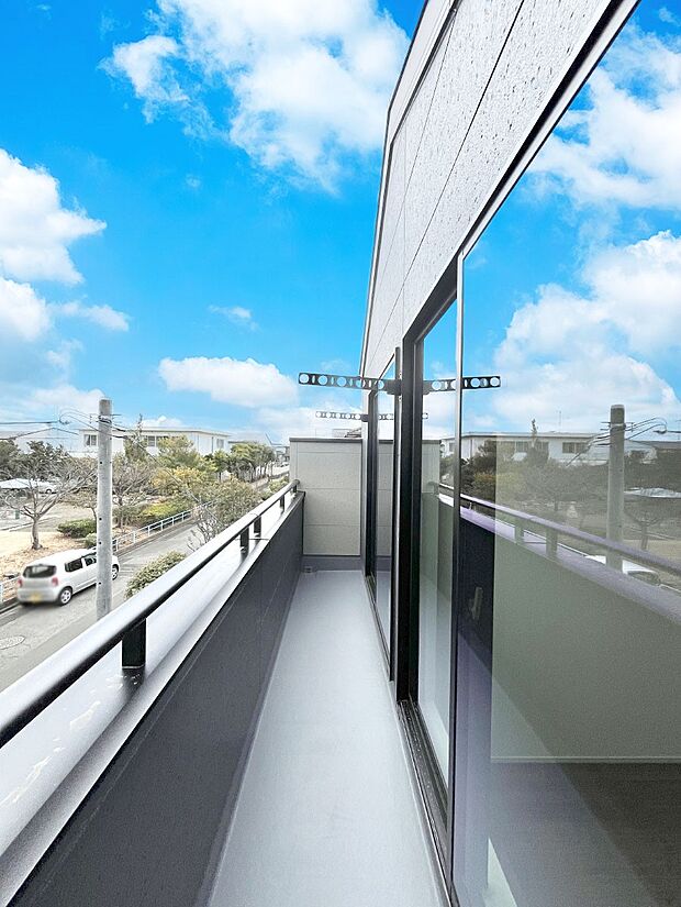 暖かな陽光が降り注ぐバルコニーはお洗濯におすすめ。爽やかな風も心地よいです。