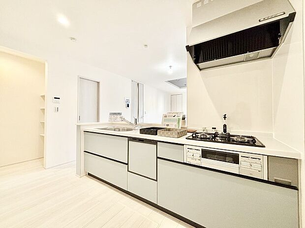 リビングで遊ぶお子様を見守りながらお料理ができる対面キッチン。  