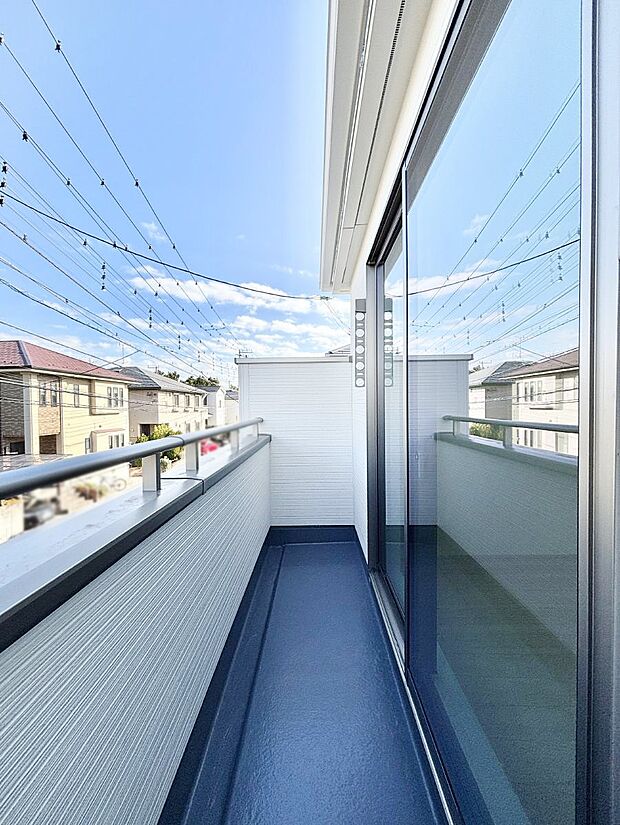 ゆったりバルコニーだから沢山お洗濯ものを干せます。