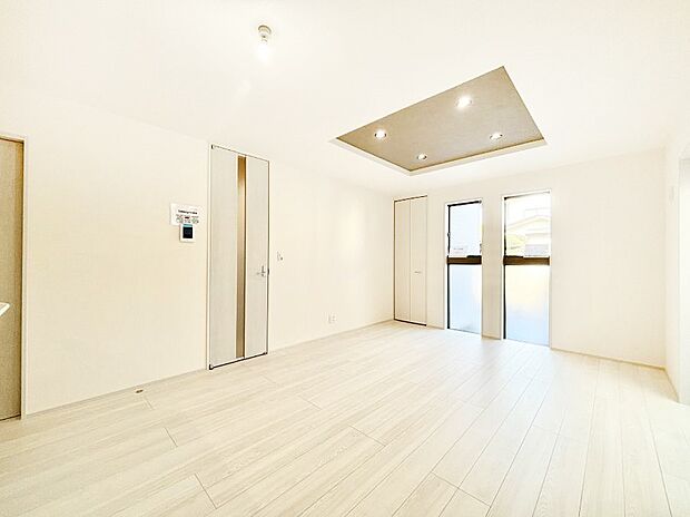 明るい陽光が注ぎ、寛ぎの雰囲気に満たされるダイニング。   