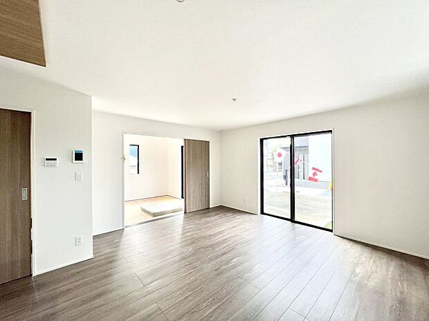 大きな窓からたっぷりの陽光と風を感じられるリビング