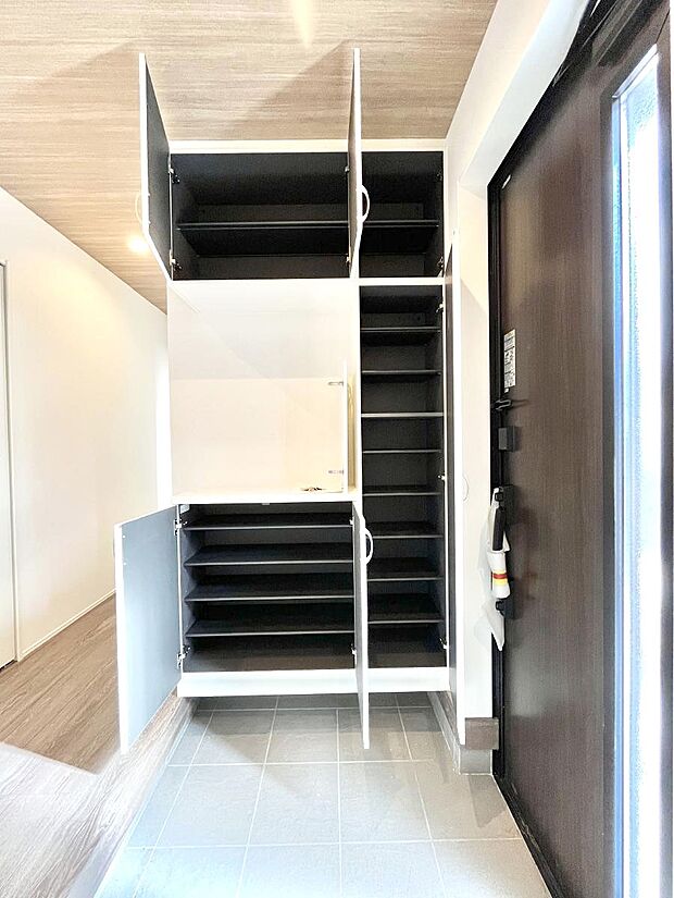 たっぷり収納できるシューズボックスで家族全員の靴も、玄関すっきり。