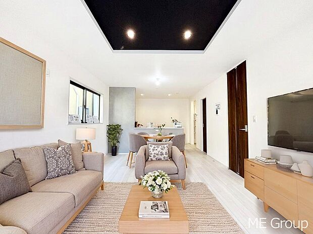 家族の和やかな会話が聞こえてきそう。開放感のあるリビングです。※家具はCGです  