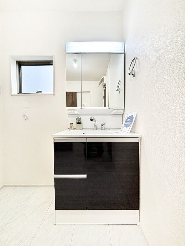 収納力と機能性に優れた洗面化粧台  