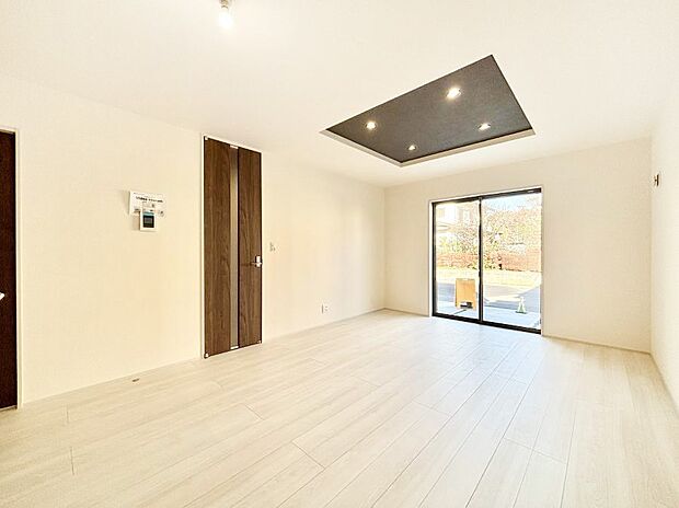 明るい陽光が注ぎ、寛ぎの雰囲気に満たされるダイニング。   