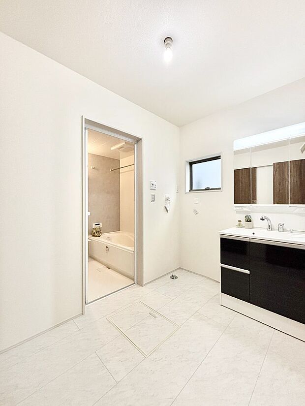 身支度もスムーズにおこなえる脱衣場。  