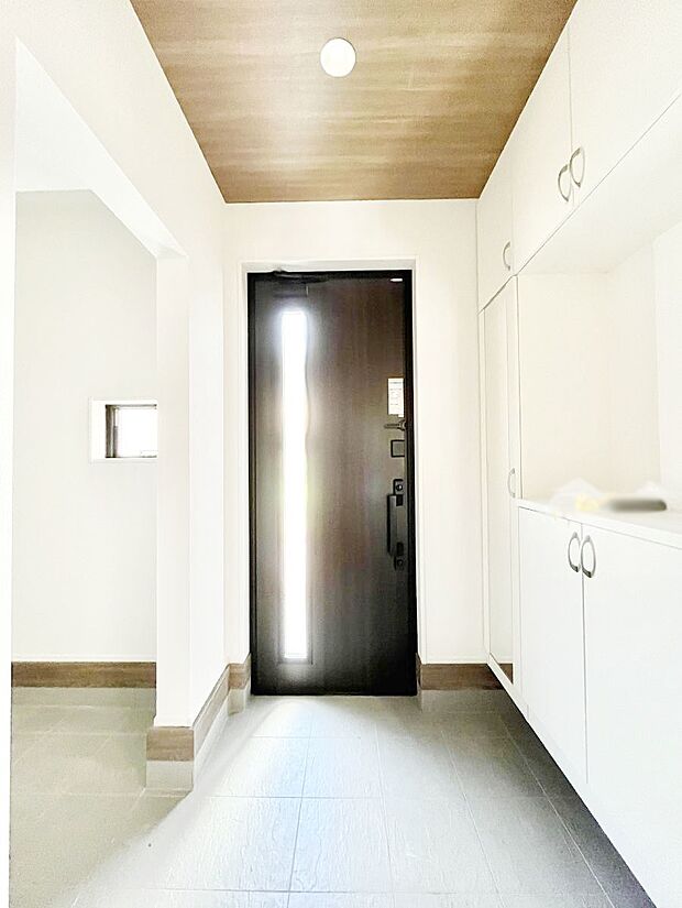 ご家族やお客様を気持ちよくお出迎え!広々空間が心地よいSIC付き玄関。