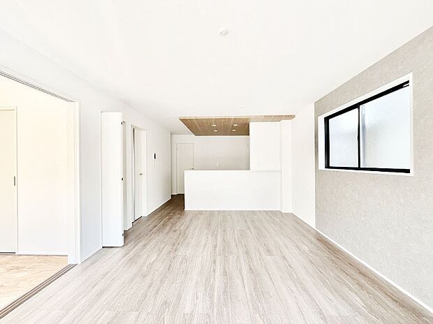 家族の笑顔が自然と生まれてくる、そんな雰囲気のダイニングに仕上がっています。