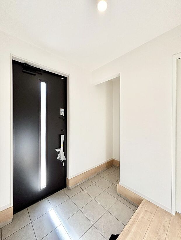 〜Entrance〜家の出入りで毎日使用するのが玄関。滞在時間は短くても、玄関の印象は家の第一印象を左右すると言っても過言ではありません。 オシャレなドアから明るい光が入ります♪