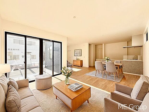 〜Living〜 家族の会話や笑顔が行き交うリビングです。子供が走ってる姿を見ながら、大きなソファやダイニングテーブルでゆったり食事をしたりくつろぎたい♪そんな夢が叶えられる空間です!※家具はCGです