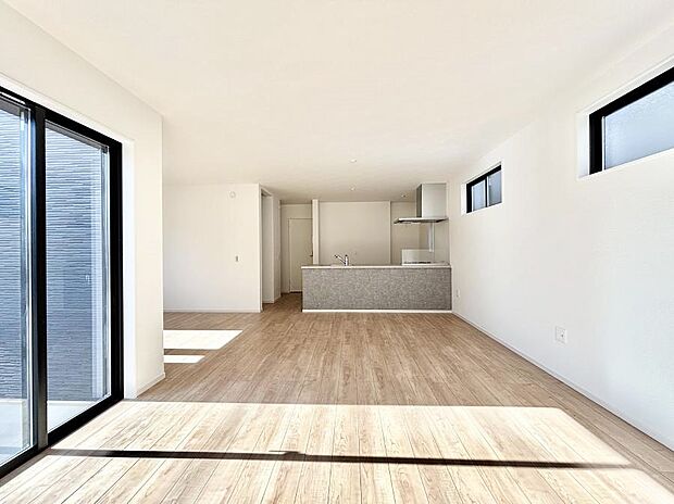 〜Living〜豊かな陽光がこの場所を照らしだす。光溢れるこの空間はみんなの笑顔が集う場所、時を忘れ、つきることのないたわいもない会話を楽しむ時間、たくさんの思いが綴られる場所。