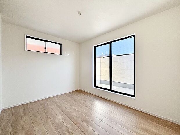 〜Bed Room〜 木の温もりがやさしいフローリングは安らぎをもたらすプライベート空間。明るめのフローリングですので、壁紙ともマッチし、お部屋を更に広く見せてくれる効果も。