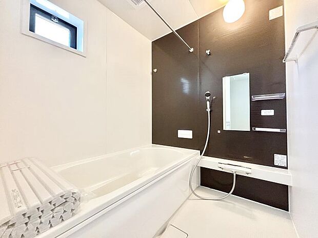 〜Bath Room〜 窓付きのバスルームは、採光もあり明るく気持ちの良い空間です。窓があることで、換気環境も良好。ゆったり寛げるバスルームで、毎日のバスタイムが楽しみになりそうです。