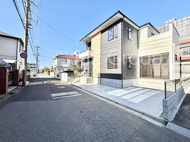 〜Exterior〜 前面道路は閑静な住宅地をはしる車通りの少ない道路。駐車の出し入れもらくらくです!ご不明点・現地見学のご希望は、お気軽にお問い合わせください!